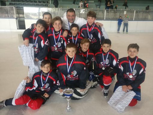 hOCKEY GHIACCIO: Un Gosetto d'oro per i Gladiators U11 hOCKEY GHIACCIO: Un Gosetto d'oro per i Gladiators U11