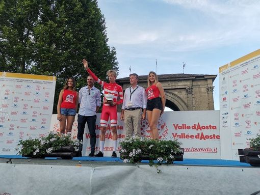 Il vincitore sul podio accanto al sindaco di Aosta, Fulvio Centoz