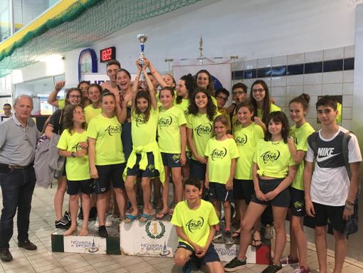 Gli atleti dell’Aosta Nuoto festeggiano il quinto posto nella classifica per società al Trofeo Borzino – Meeting Città di Novara Gli atleti dell’Aosta Nuoto festeggiano il quinto posto nella classifica per società al Trofeo Borzino – Meeting Città di Novara