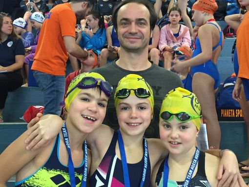 Nella foto le giovani nuotatrici dell’Aosta Nuoto Matilde Camarda, Emma Morsetti e Siria