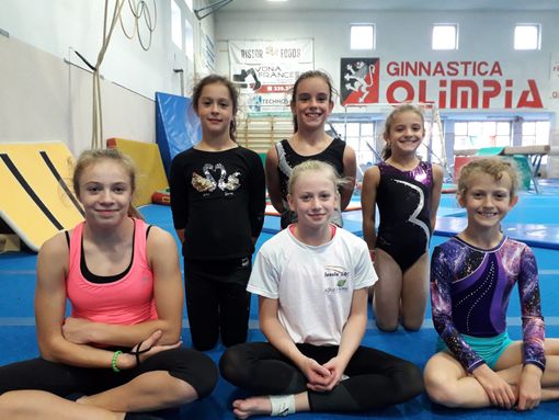 In ginocchio Désirée Bieller, Martina Saroglia e Annie Désandré, sedute Vittoria Ramanzin, Emma Viérin e Abigail Martinet (assente nella foto Beatrice Morra Di Cella) In ginocchio Désirée Bieller, Martina Saroglia e Annie Désandré, sedute Vittoria Ramanzin, Emma Viérin e Abigail Martinet (assente nella foto Beatrice Morra Di Cella)