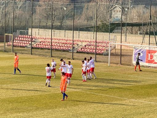 Esulta il Varese dopo il secondo gol di Ebagua Esulta il Varese dopo il secondo gol di Ebagua