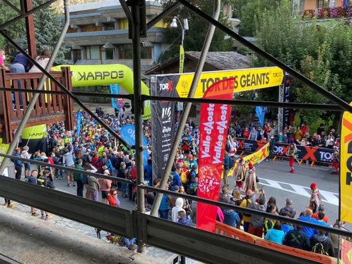 Atleti e organizzatori alla partenza