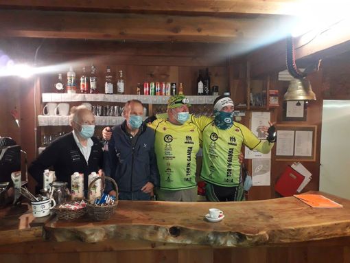 Gli atleti in partenza dal rifugio Chalet de l'Epée Gli atleti in partenza dal rifugio Chalet de l'Epée