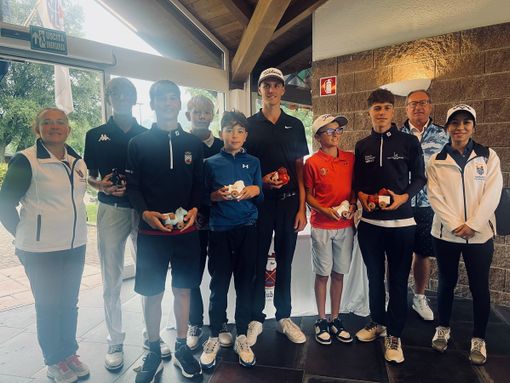 Da sinistra: Alessandra La Torre (direttrice di torneo), Federico Subet, Paolo Luca Beffa, Alessandro Subet, Tommaso Falla, Julian Faccini, Sebastiano Falasco, Tommaso Ghedini, Edi Avoyer e Sakina Ait Belabbess (arbitro). Da sinistra: Alessandra La Torre (direttrice di torneo), Federico Subet, Paolo Luca Beffa, Alessandro Subet, Tommaso Falla, Julian Faccini, Sebastiano Falasco, Tommaso Ghedini, Edi Avoyer e Sakina Ait Belabbess (arbitro).