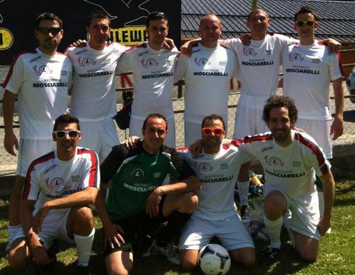 Simone Zoppo tra alcuni giocatori dell'Aygreville