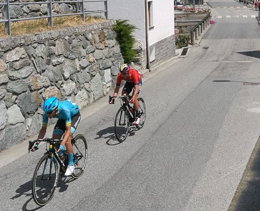 Pello Bilbao tallonato da Damiano Caruso nella discesa da Verrayes