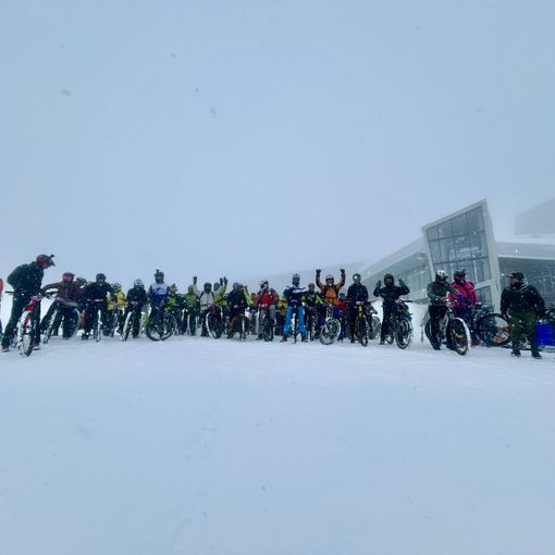 Nebbia e quindici centimetri di neve fresca non fermano i temerari della terza edizione di Cervino Snow Bike Show