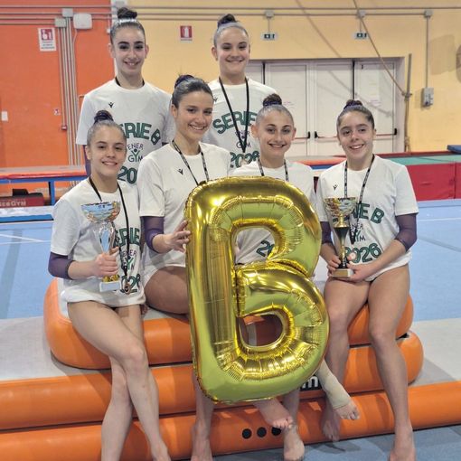 Annie Désandré – seconda in piedi - con le compagne dell’Energym