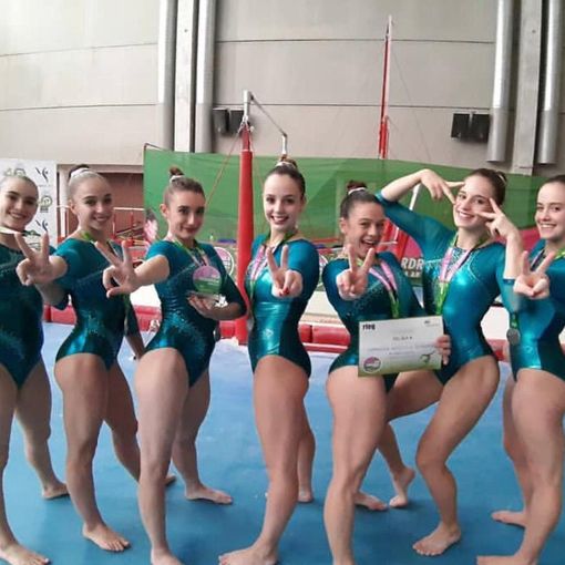 Alexia Angelini la prima a destra con le compagne di squadra