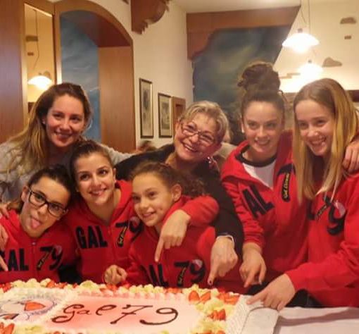 Alessia Praz e Alexia Angelini (a destra) con le nuove compagne della Gal di Lissone