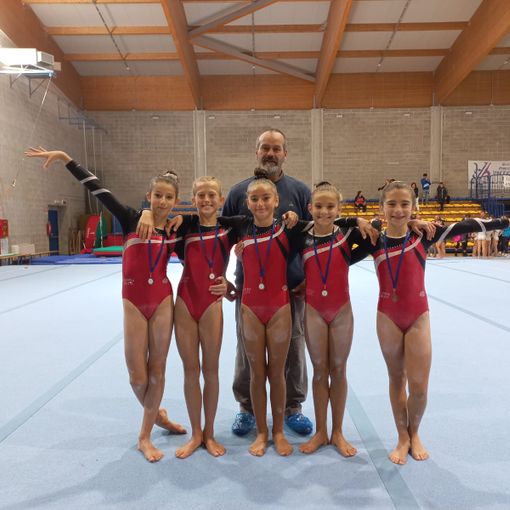 Marta Nieroz, Abigail Martinet, Ginevra Grosso, Annie Desandré e Gaia Petrera con il presidente Olimpia Paolo Moniotto