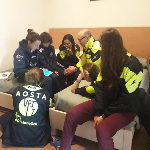 Le ragazze dell'Aosta calcio a 5 in 'pausa' con mister Tomassi