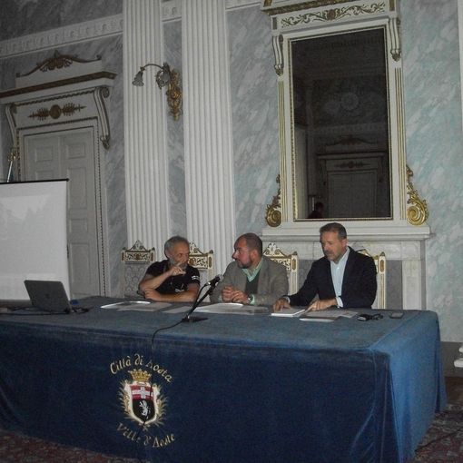 Da sinistra: Fulvio Assanti, Carlo Marzi, Jean Dondeynaz; sotto la cartina del percorso