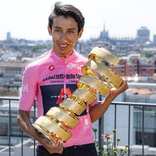 Egan Bernal in Maglia Rosa con il Trofeo Senza Fine