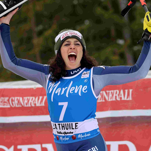 Federica Brignone esulta per Coppa del Mondo Combinata conquista a La Thuile il 29 febbraio
