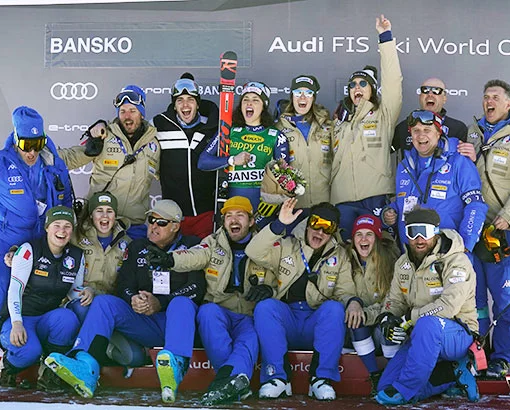 Federica Brignone con la squadra azzurra ed i tecnici