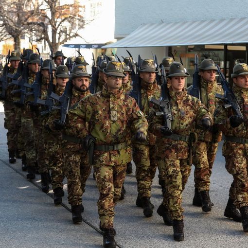 Gli Alpini sfillano durante la cerimonia di chiusura