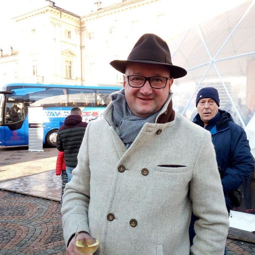 Jean-Pierre Calliera, presidente del Pdhae, brinda al primo posto in classifica