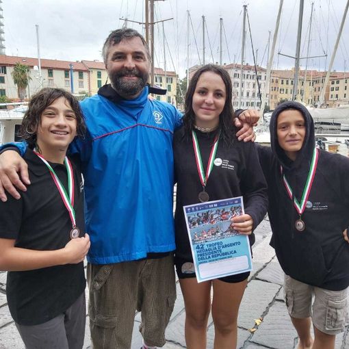 L'allenatore Antonio Marmorino con Edoardo Pogliotti, Lorenzo Imparato e Bianca Marmorino
