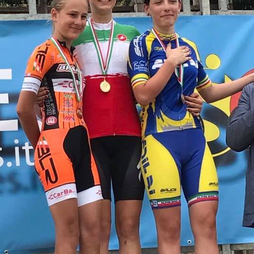 Gaia Tormena con la fresca maglia tricolore