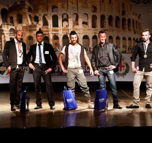 Franco Pileggi (al centro9 festeggia il secondo posto ottenuto a Crescentino