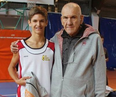 Federico Massone nel corso di una premiazione con il tecnico Gianni Asti