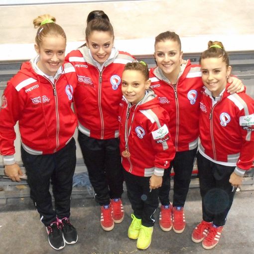 Foto di gruppo nel dopo gara: Alexia Angelini e Alessia Praz le prime da sinistra
