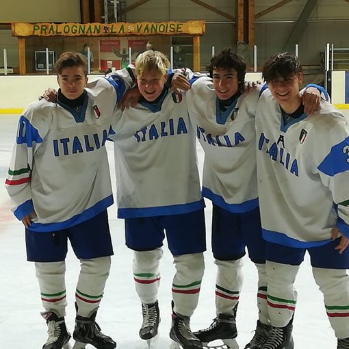 Hockey ghiaccio: Quattro Gladiators vestiti di azzurro