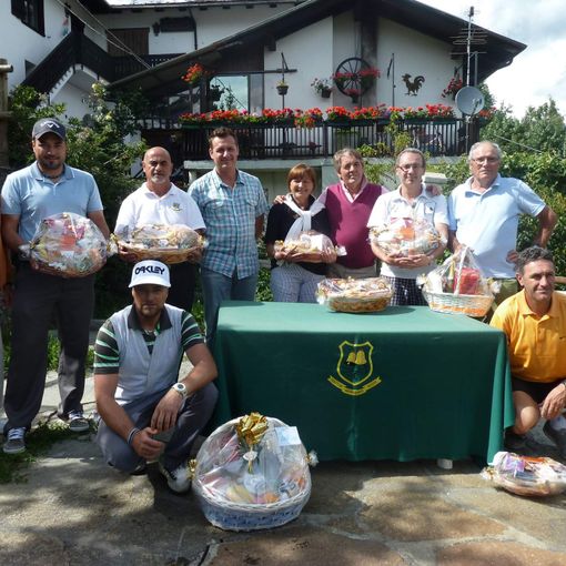 Nella foto i premiati della gara Relais du Berger, da sinistra: Roberto Fiabane, Alessandro Benati, Massimo Menegotto (Sponsor), Paolo Caselli, Denis Falconieri, René Rosset, Stefano Collé, Michel Ronc, Guido Nieroz, Dario Collé ed Edi Avoyer (Presidente). Sotto la premiazione della Gara golf immobiliare Valtournenche e di quella del Golf Club Les Iles.