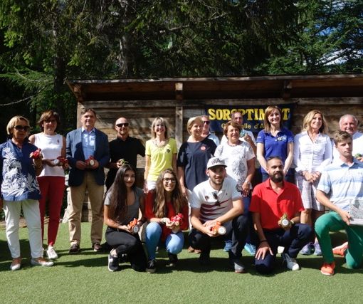 I vincitori del trofeo di golf, con le amiche del Soroptimist