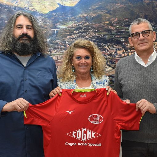 L'allenatore della serie D Ivan Limonet, al centro il Direttore Generale di Cogne Acciai Speciali Monica Pirovano e Fabio Mastrolorenzi, presidente del Cogne Olimpia Volley