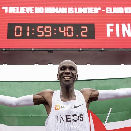 Eliud Kipchoge è il primo uomo a correre  42 km e 195 metri della maratina