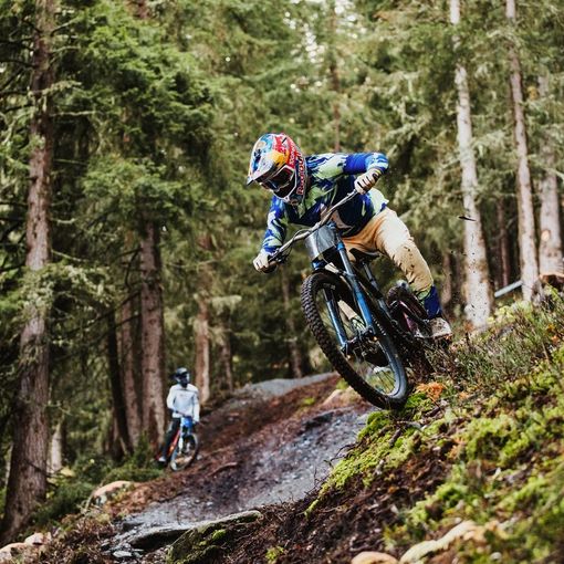 Loïc Bruni in azione lungo il nuovo tracciato da Downhill di La Thuile - Foto di Nicola Damonte | La Thuile Bike World