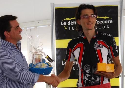 La premiazione di Edoardo Boschetto vincitore de 'Lo défi du Col Tzecore', sotto il duello fra Boschetto e Tomaino