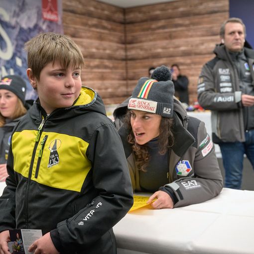 Federica Brignone firma autografi ai bambini