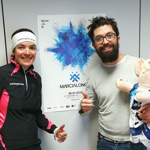 Mirko si e' personalmente iscritto alla Marcialonga come primo maiale. Nella foto Eleonora Orlandi, Mirko e Davide Stoffie, CEO della Marcialonga