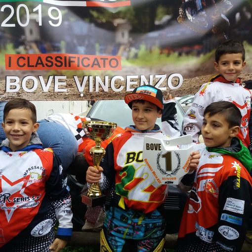 Vincenzo Bove festeggiato dai compagni della Starcross e (sotto) sul gradino più alto del podio finale