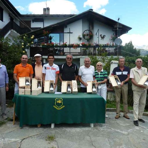 I premiati sui green dell'Arsanieres, da sinistra: Guido Nieroz, Alberto Riconda, Giampaolo Aluigi, Giulio Scopacasa, Franco Marguerettaz, Dario Comé, Augusta Petey, Edy Mauri e Giuseppe Borbey.