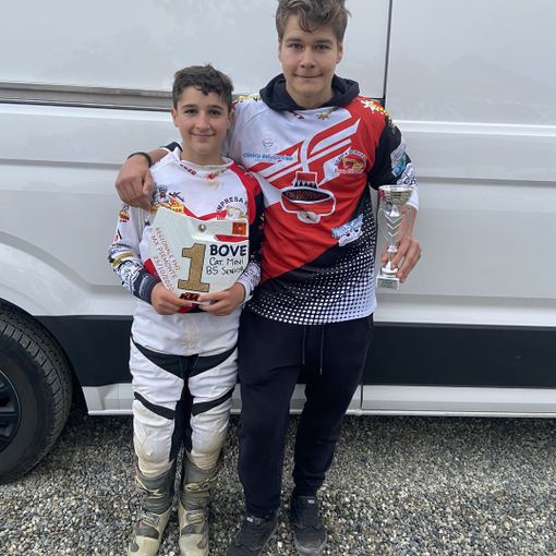 Vincenzi Bove, Campione regionalen e Nicolas Seris; sotto Pietro Mantasia e Daielel Zanolli