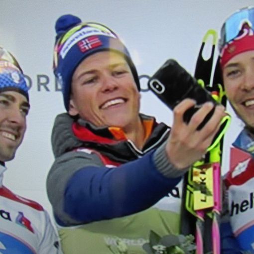 Selfie sul podio per Chicco Pellegrino, Johannes Klaebo e Gleb Retivykh