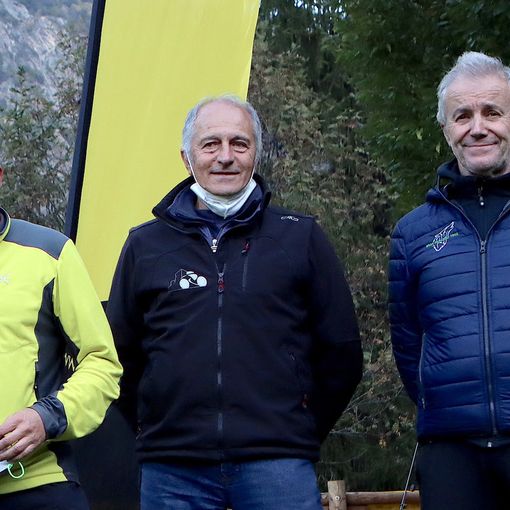 Battista Pieiller (al centro) insieme a Loris Salice (sinistra) e Mauro Cerise (destra) durante le premiazioni del 2021 dei circuito regionali (foto acmediapress)