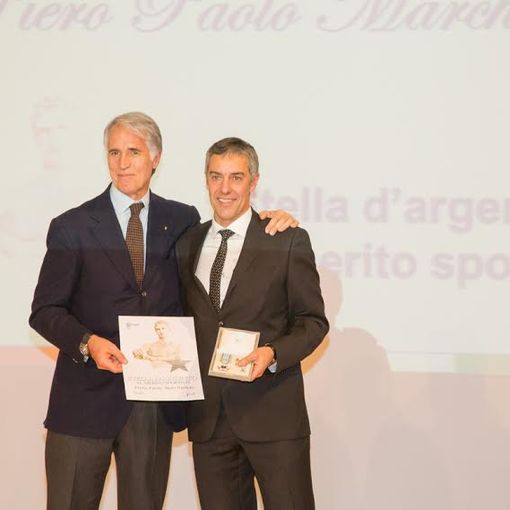 Il Presidente del CONI Giovanni Malagò consegna la benemerenza al Presidente del CR CONI Valle
