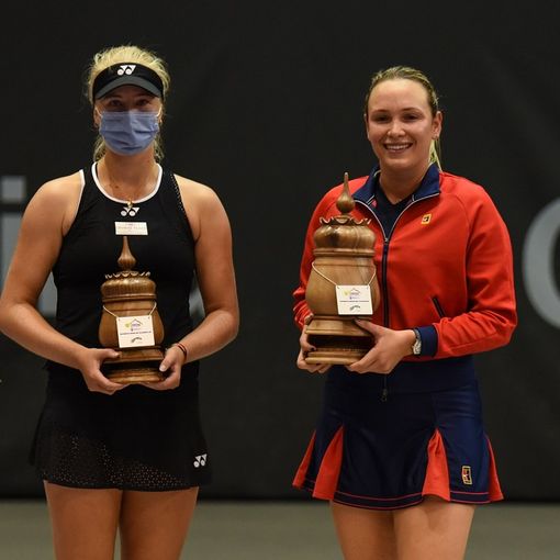 A destra Dona Vekic. Nell'articolo La vincitrice insieme ai raccattapalle e al vicesindaco di Courmayeur Federico Marco Perrin (foto By Francesco Peluso)