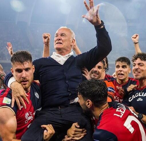 L'allenatore Claudio Ranieri portato in trionfo dopo la promozione in serie A