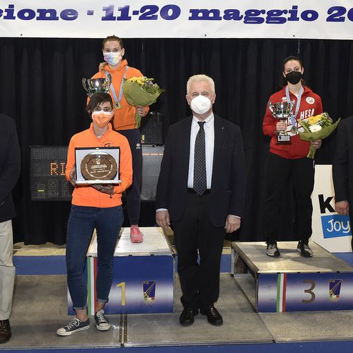 La premiazione delle spadiste a Riccione (foto qui e nell'articolo credit Augusto Bizzi Federscherma)
