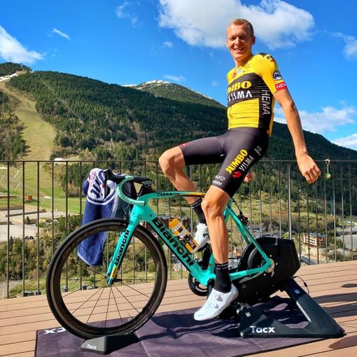 Robert Gesink (in foto), miglior tempo individuale, insieme al compagno di squadra Steven Kruijswijk, terzo miglior tempo di giornata, ha portato il Team Jumbo-Visma al successo nella quinta frazione del Giro d'Italia Virtual