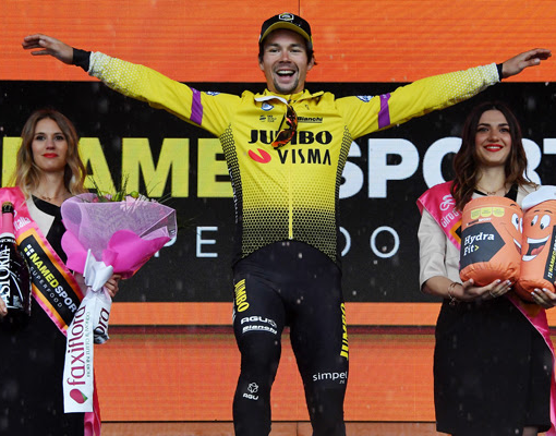 Il Presidente dell'UCI David Lappartient ha premiato la Maglia Rosa Valerio Conti