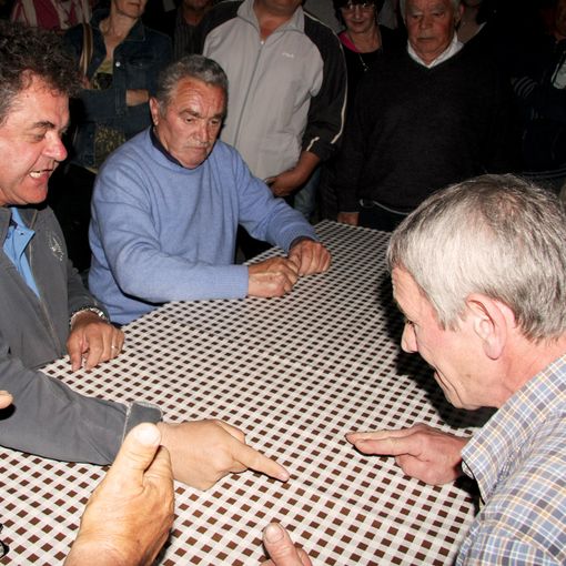 Guido Theodule, impegnato in una partita a morra