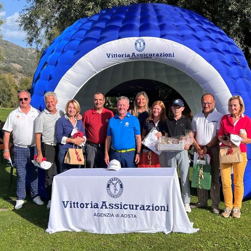 Da sinistra: Edi Avoyer (vice presidente del circolo), Lauro Bionaz, Lea Blanc, Massimo Scopacasa, Ennio Subet (presidente della Vittoria Assicurazioni), Fanny Serra (moglie di Ennio Subet), Piera Stevanon, Alessandro Subet, Domenico Scopacasa e Elsa Blanc